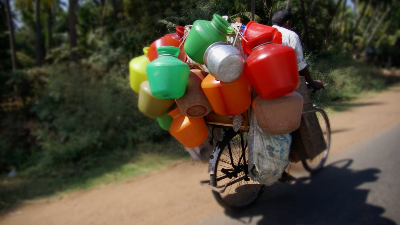 Il trimballe sur son vélo une grappe multicolore de cruches à eau à vendre de village en village. Lors de mes voyages en Inde