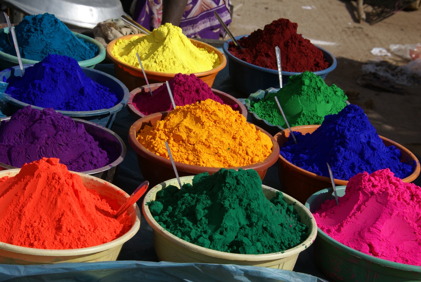 Les magnifiques couleurs des poudres indiennes sur un étal à Tiruvannamalai Lors de mes voyages en Inde