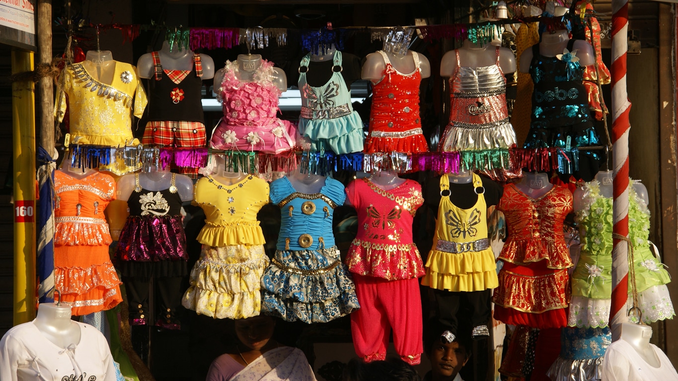 Vêtements de petites filles très kitch à Tiruvannamalai Lors de mes voyages en Inde