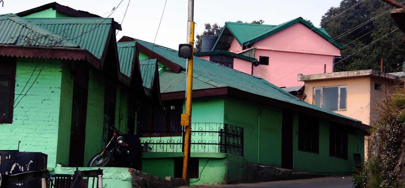 Maisons aux vives couleurs vertes et roses et saumon à Shimla - Lors de mes voyages en Inde