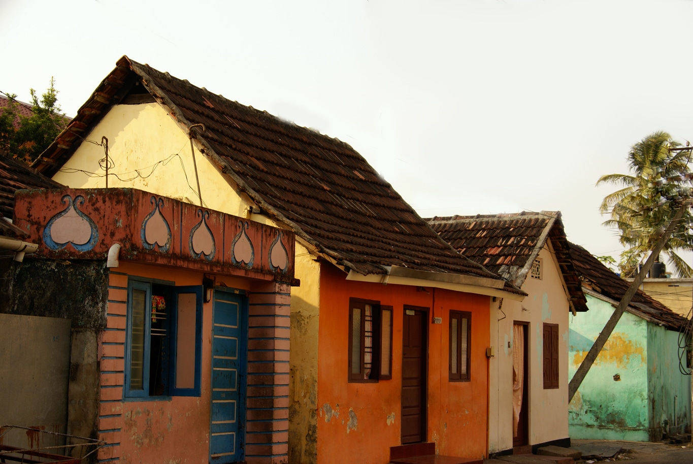 Vieilles maisons aux vives couleurs où domine l'orangé dans l'ancien quartier juif à Fort Cochin - Lors de mes voyages en Inde