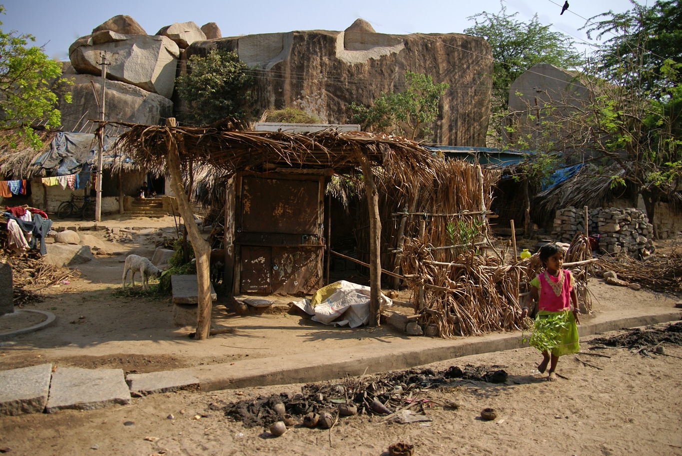 Une modeste maison aux murs et toit de palmes de cocotier de palme Hampi - Lors de mes voyages en Inde