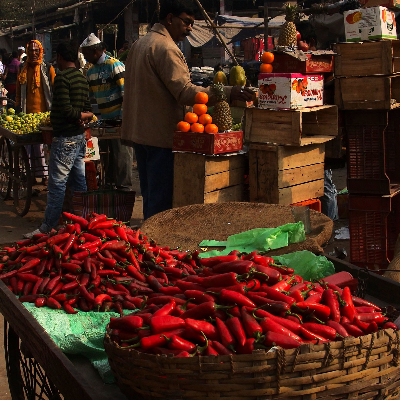 Red chilis frais sur un marché de Varanasi Lors de mes voyages en Inde
