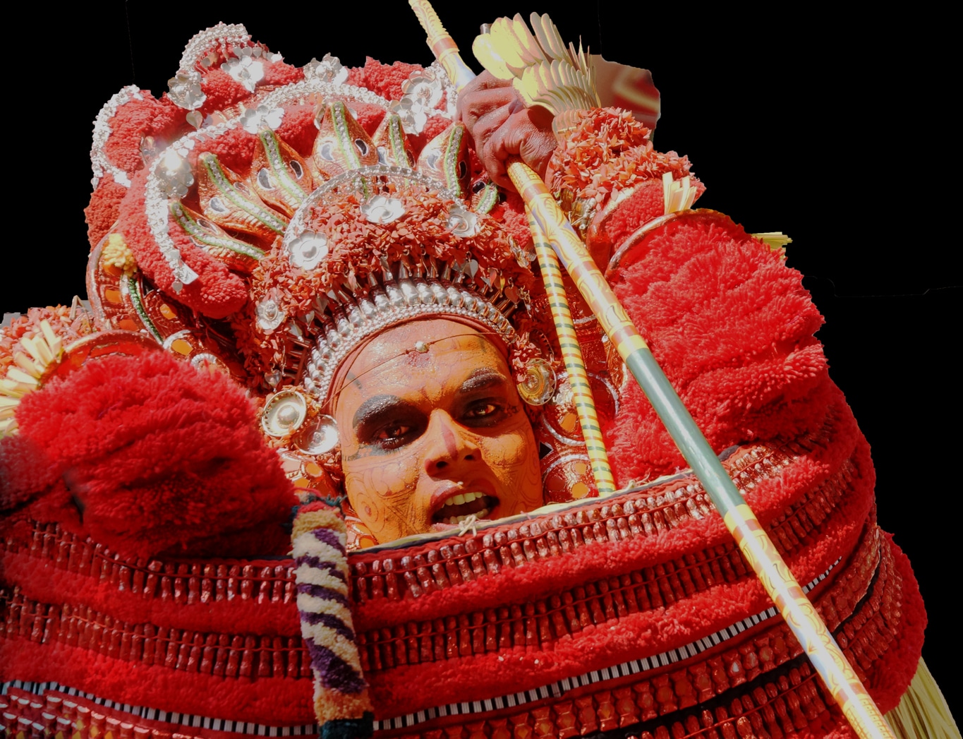 Rituel du theyyam - l'interprète-divinité brandit son arc