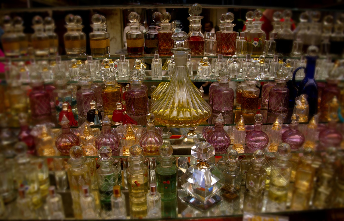 Marchand de parfums au marché de Mysore Lors de mes voyages en Inde