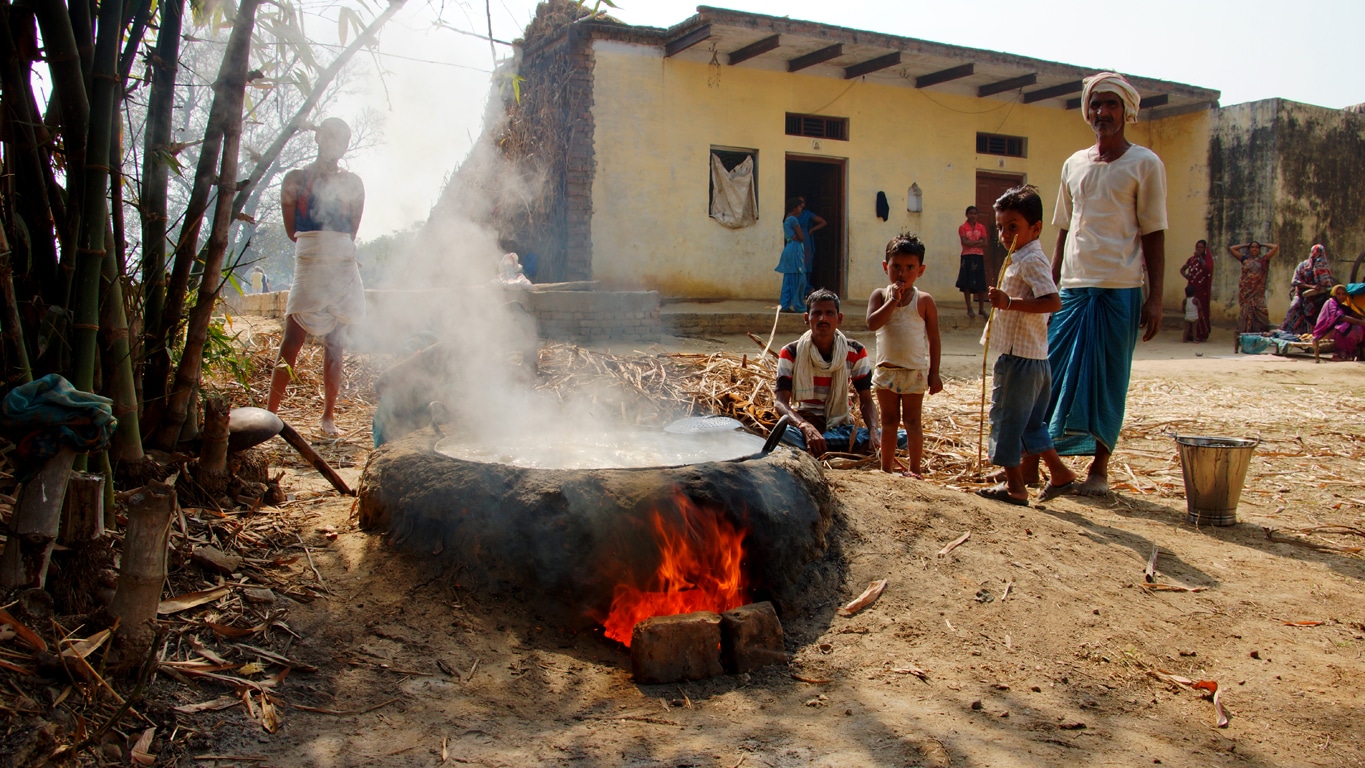 cuisine au feu de bois dans un village traditionnel isolé, aux environs de Varanasi - Lors de mes voyages en Inde