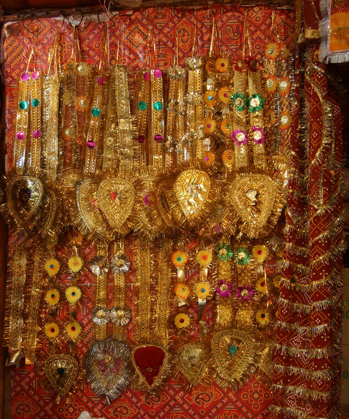 flamboyant étalage de décorations de statues dans une boutique à Varanasi Lors de mes voyages en Inde