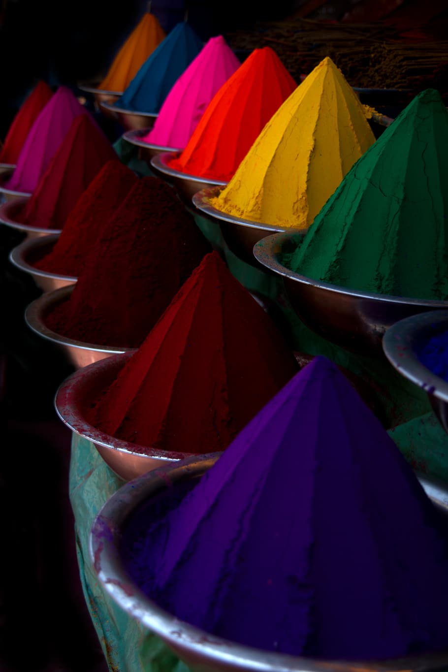 Magnifiques cônes de poudres multicolores marché Mysore Lors de mes voyages en Inde