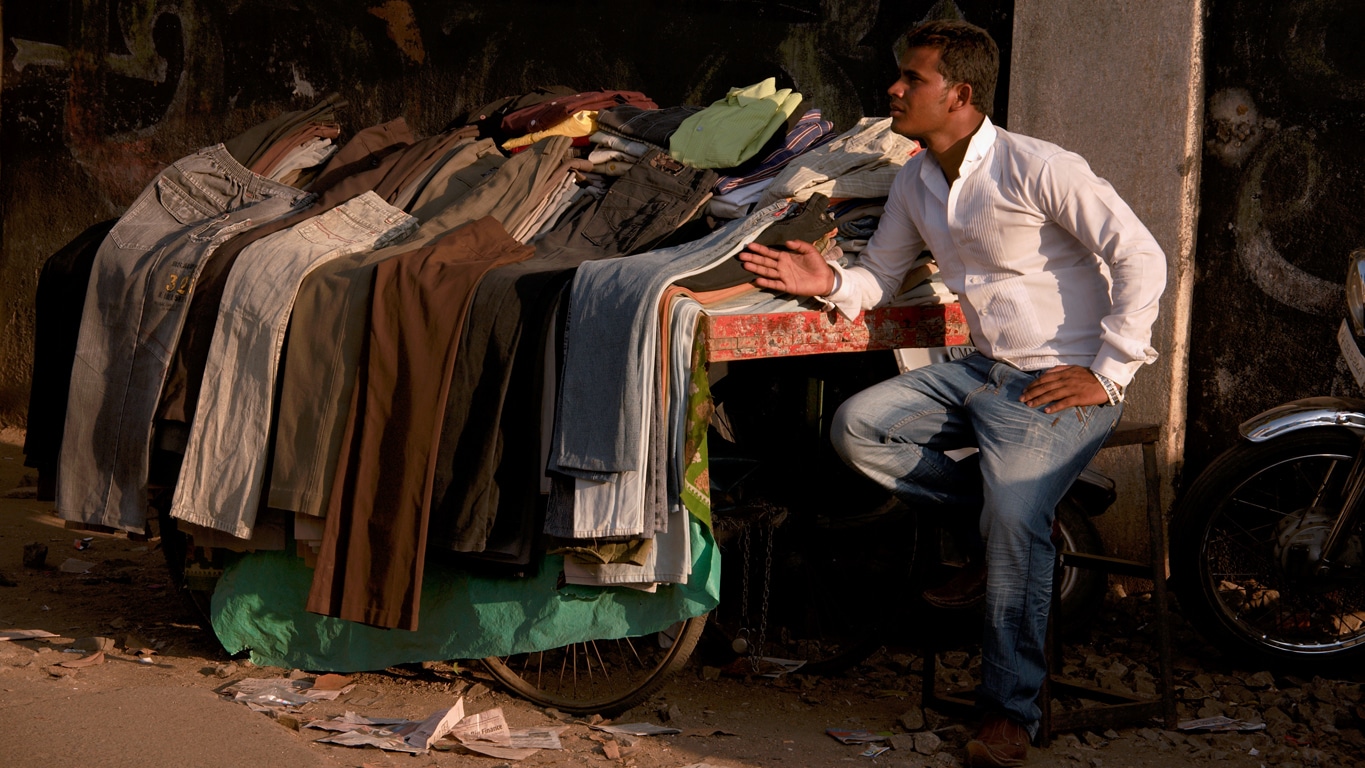 stand de pantalons à vendre sur un trottoir à Mysore Lors de mes voyages en Inde