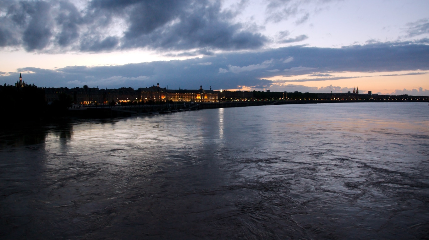 La Garonne à Bordeaux par une nuit de juillet