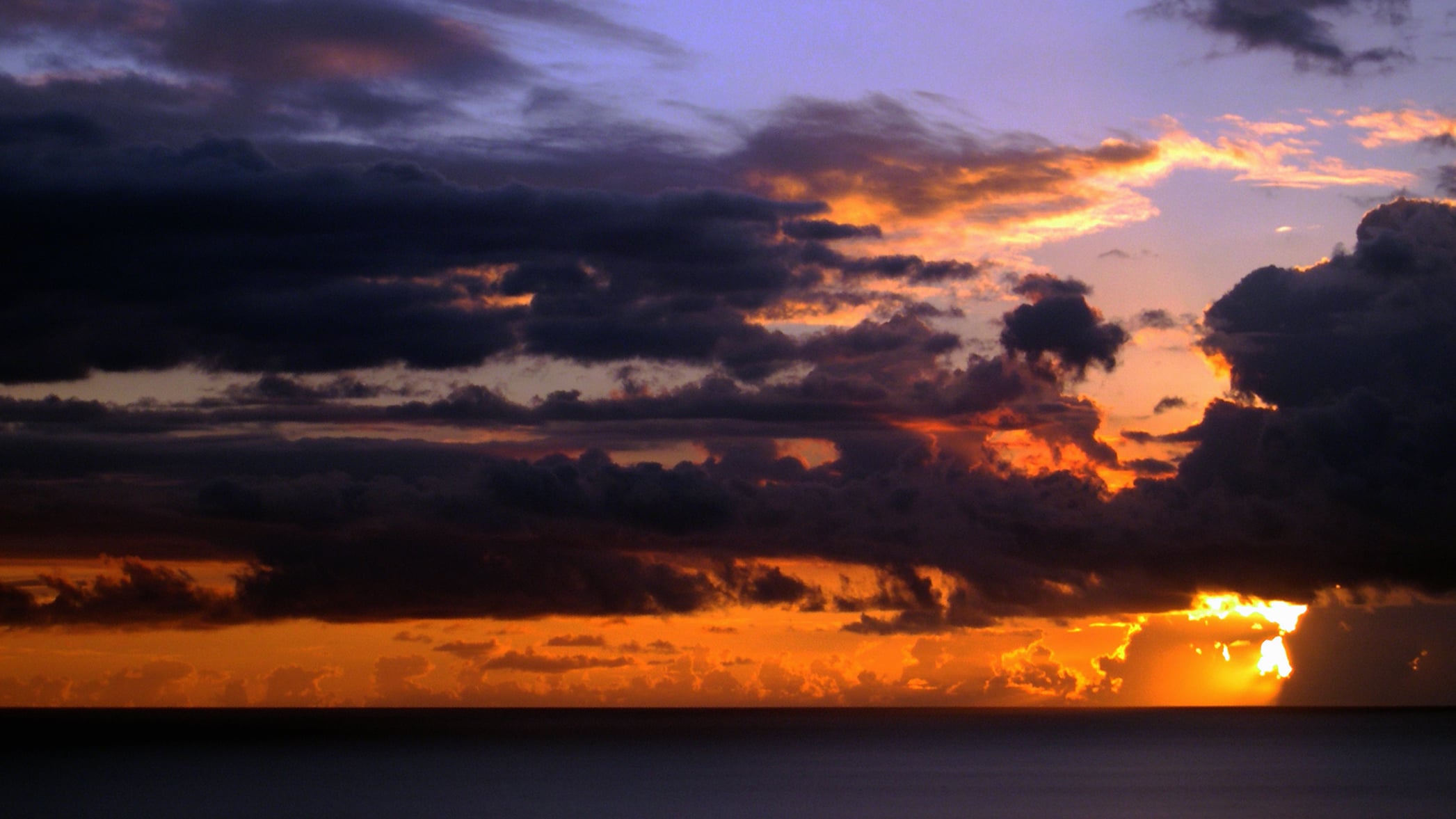 flamboyant coucher de soleil sur Basse Terre Guadeloupe Lors de mes voyages en cargo pour la Guadeloupe