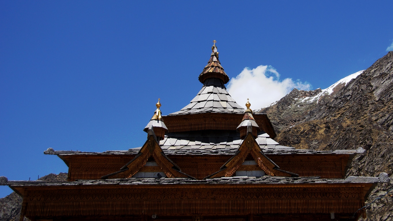 toiture d'ardoises temple bouddhiste sur fond de ciel bleu - Kalpa