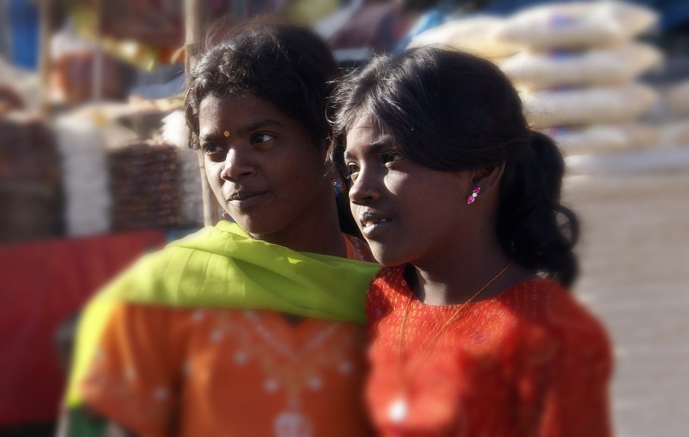 Deux fillettes vendent des poudres de couleur à Tiruvannamalai