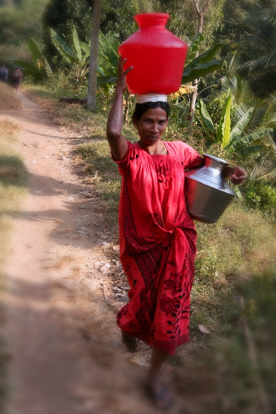 Le rouge de la robe de la porteuse d'eau assorti au rouge de son récipient - Attapady - Silent valley