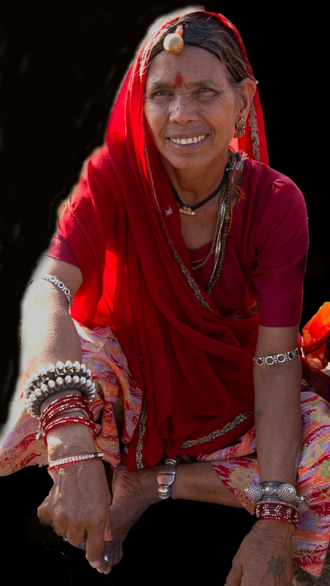 Femme en rouge aux bracelets Sravanabelagola