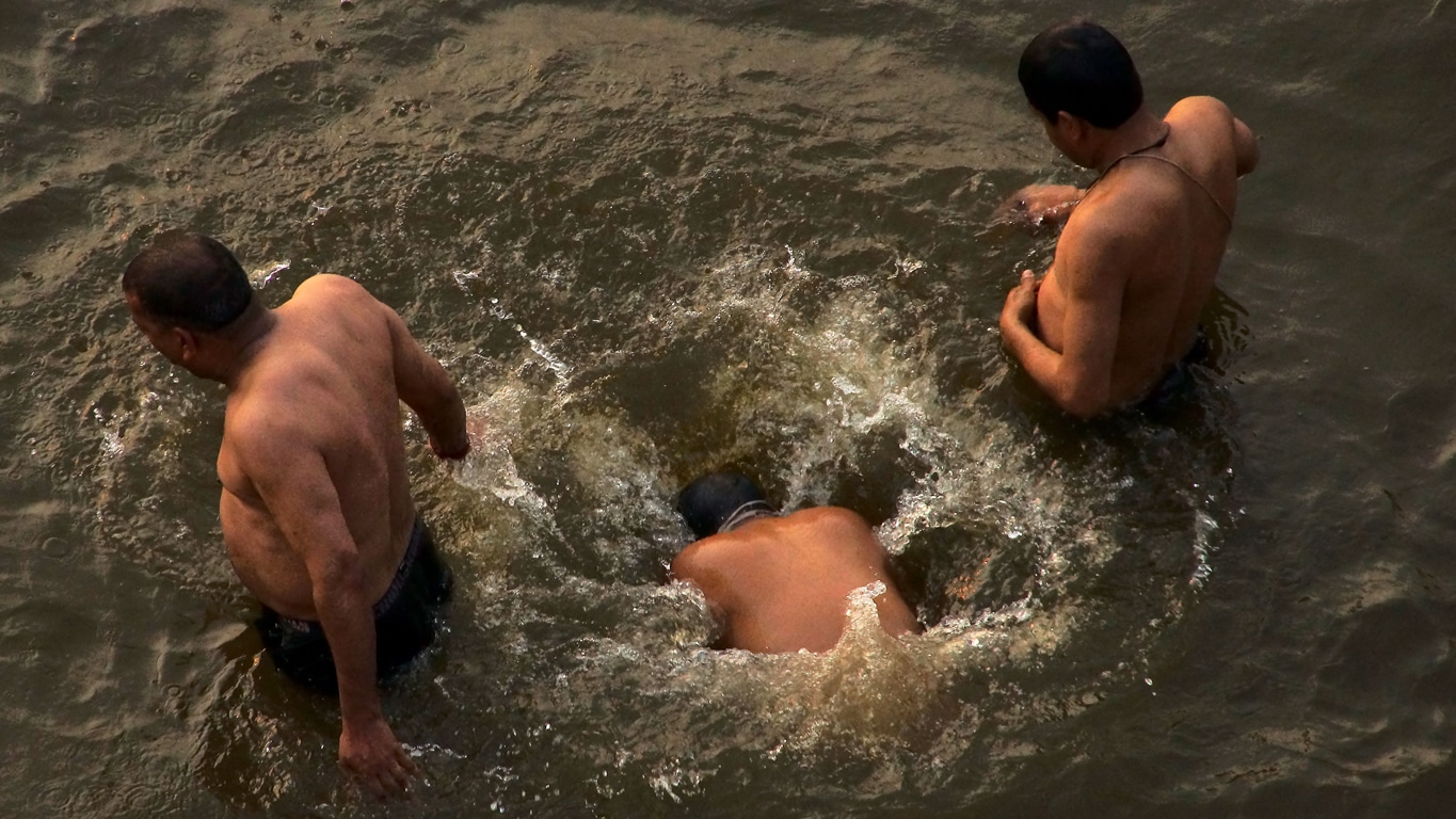 immersion dans le Gange à Varanasi