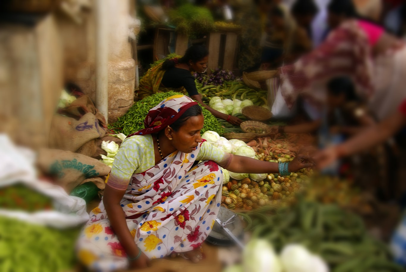 Une marchande de légumes au marché de Badami
