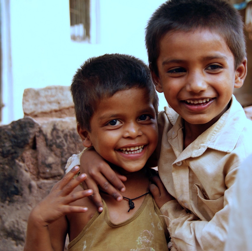 Deux petits garçons très souriants à Badami