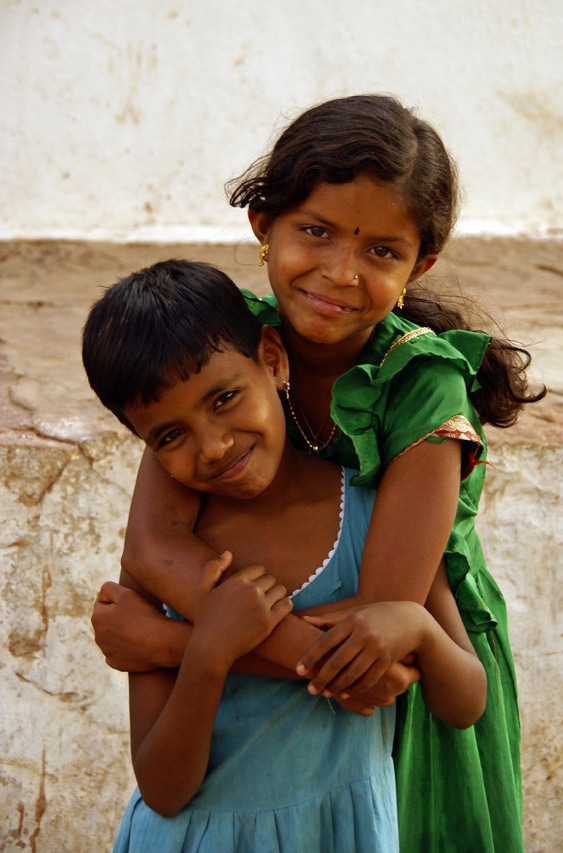 Deux petites filles enlacées posent pour la photo - Badami