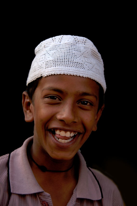 portrait de garçon au très large sourire à Mysore