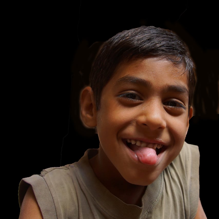 Jeune garçon coquin tirant la langue - Campagne près de Nawalgarh - Shekhawati