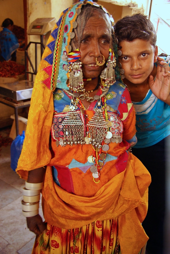 Une vieille gitane et son petit-fils au marché de Bijapur