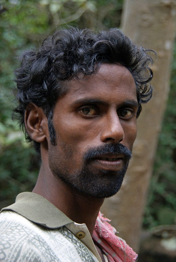 Portrait d'un beau jeune homme dans un temple ayyanar sud Tamil Nadu