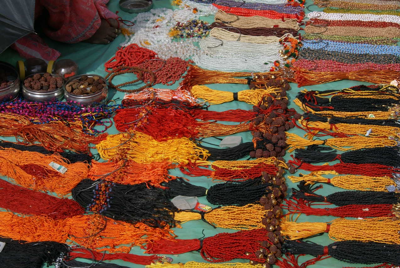 étalage de colliers de protection rouge et jaune trottoir Tiruvannamalai