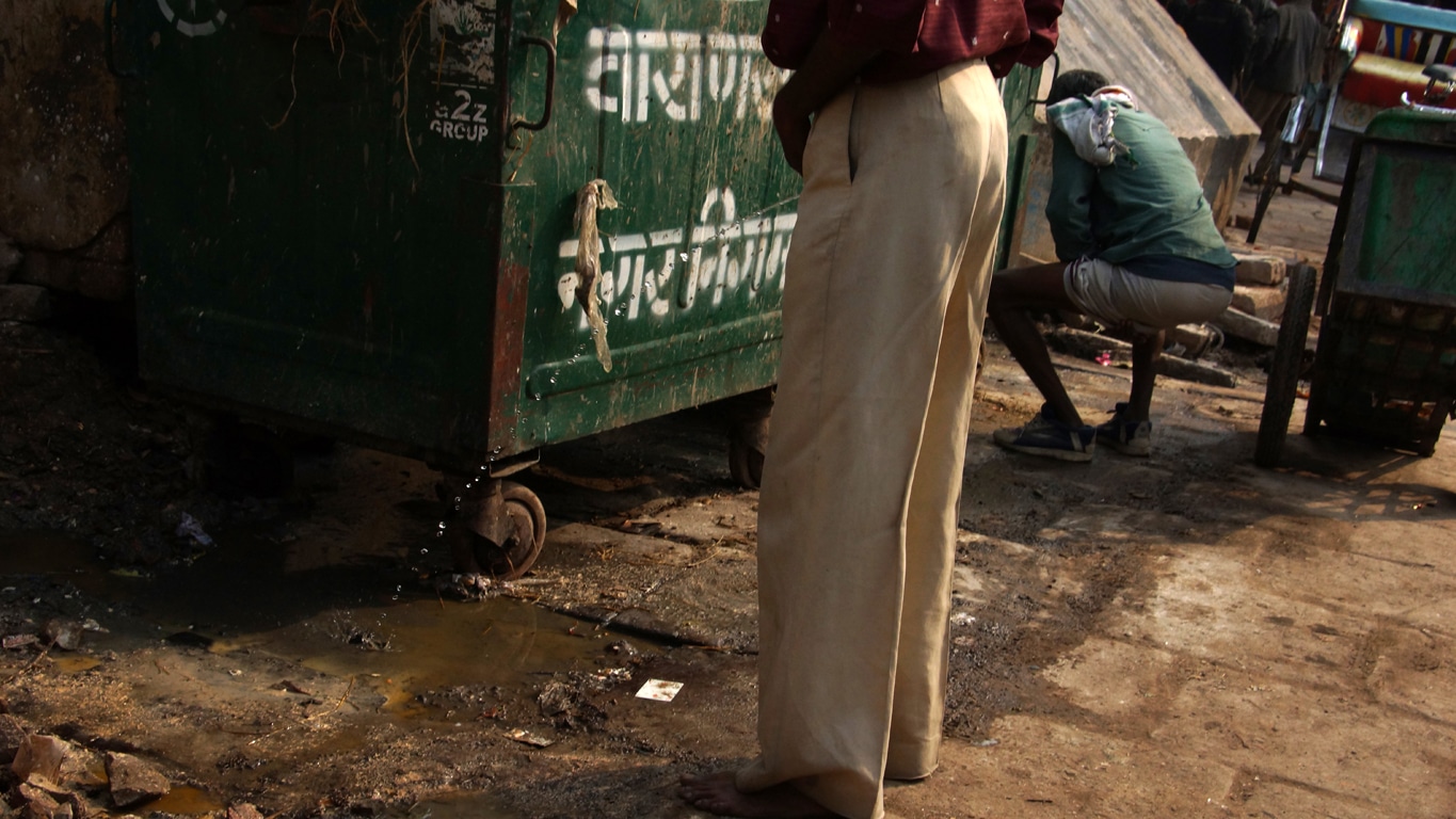 En Inde on pisse n'importe où. Ici à Varanasi en plein marché