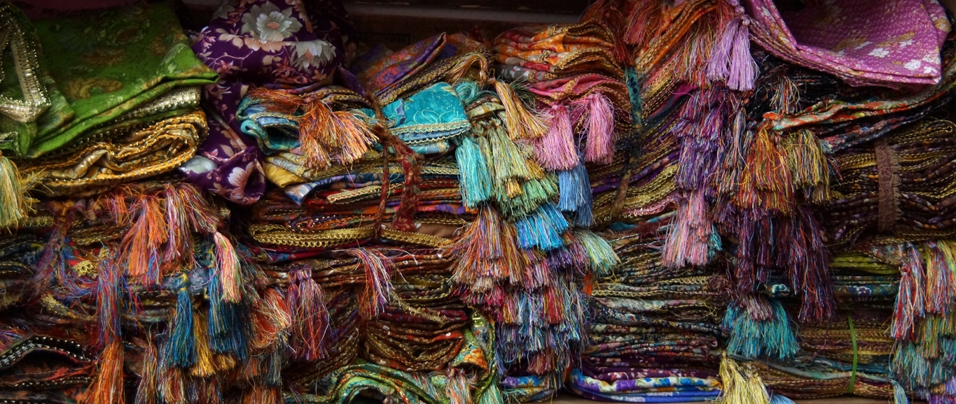 un rayon de foulards des femmes d'himachal pradesh dans une boutique de Rampur Busher
