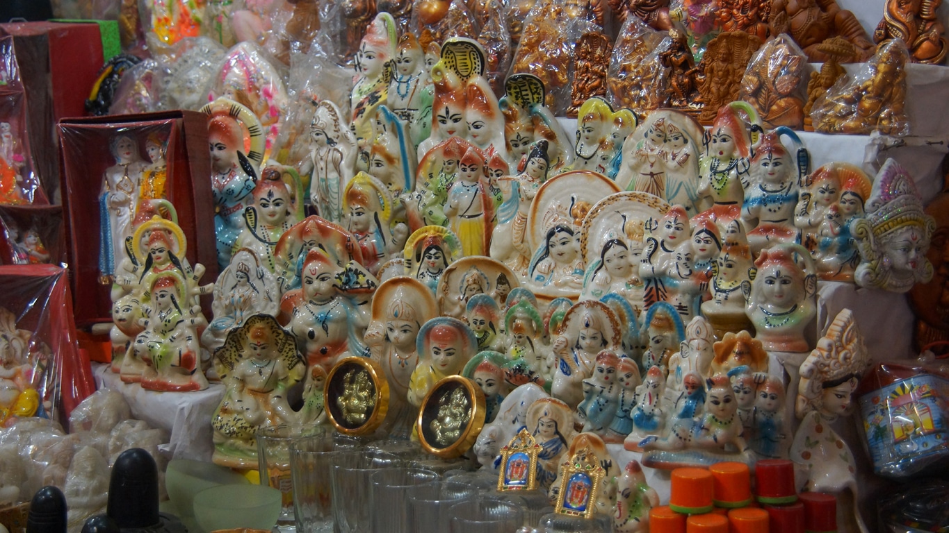 entassement de statuettes de dieux hindous dans une boutique d'articles religieux à Varanasi