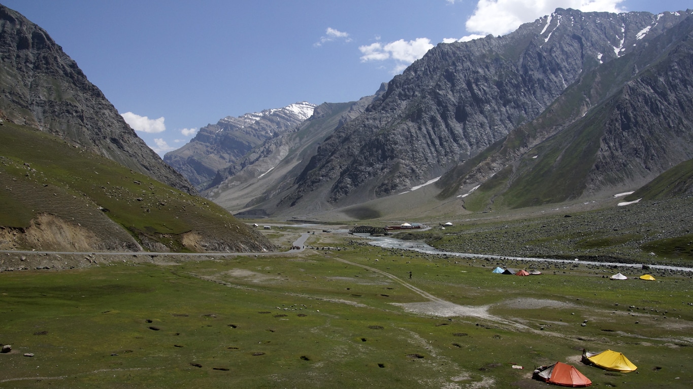Une vallée verdoyante entre deux hautes montagnes en route pour le Zanskar