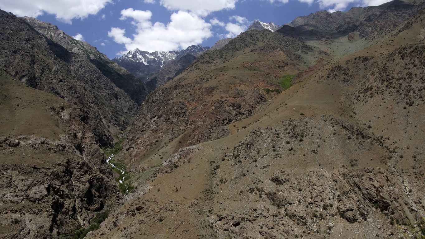 paysage de montagne avec torrent en route pour le Zanskar