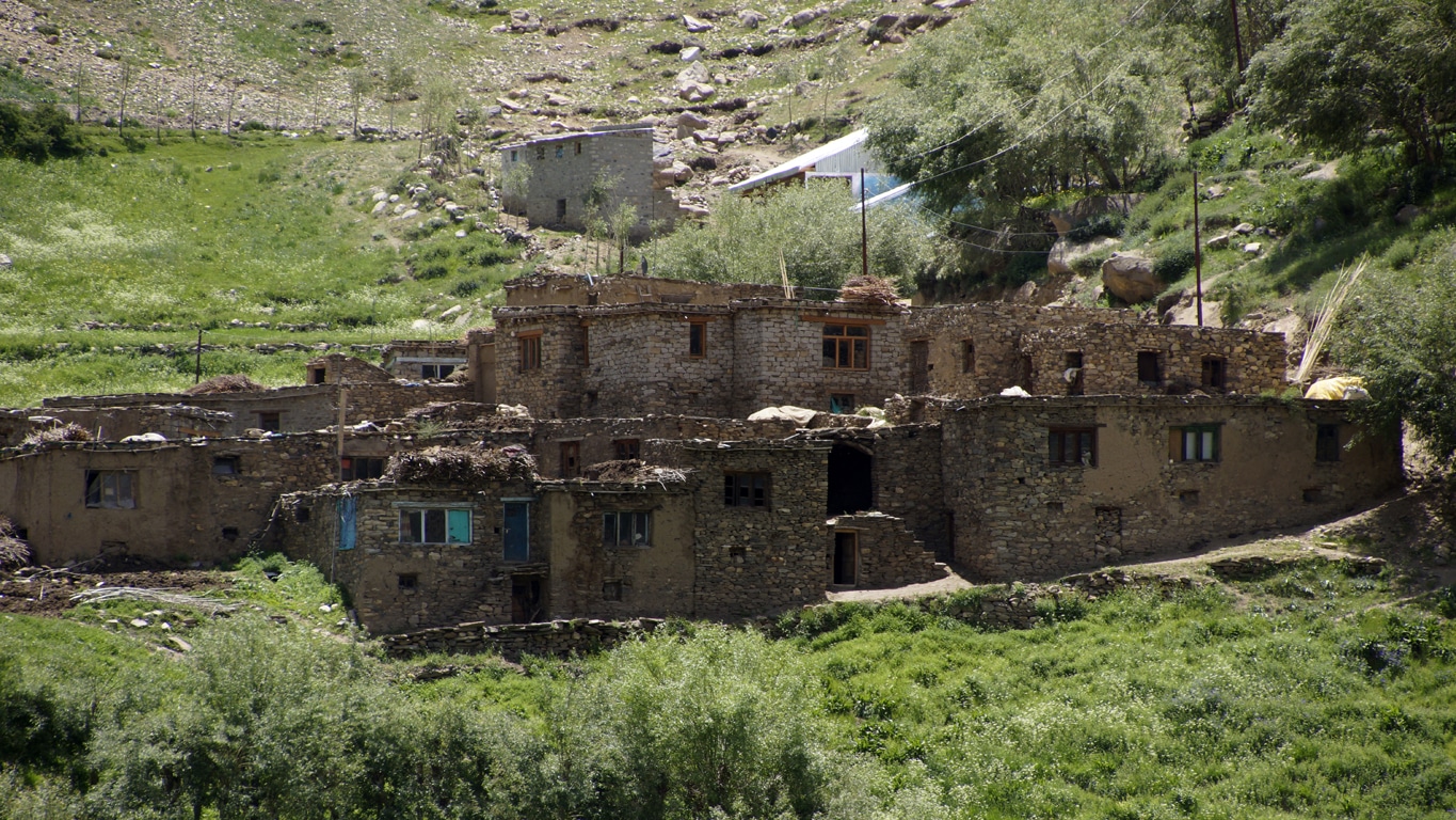 Un minuscule village de pierres en route pour le Zanskar