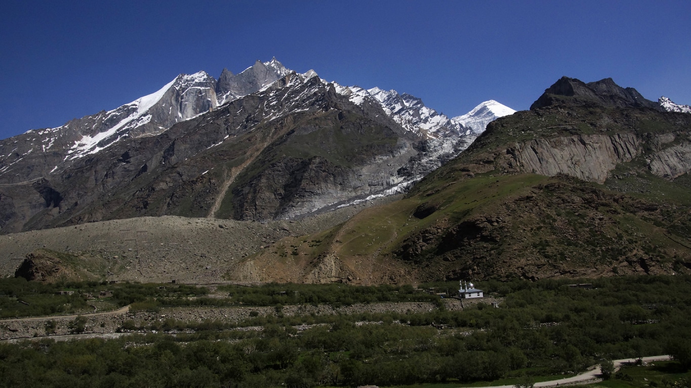 une petite mosquée isolée au fond de la vallée sur fond de pics acérés et enneigés, en route pour le Zanskar