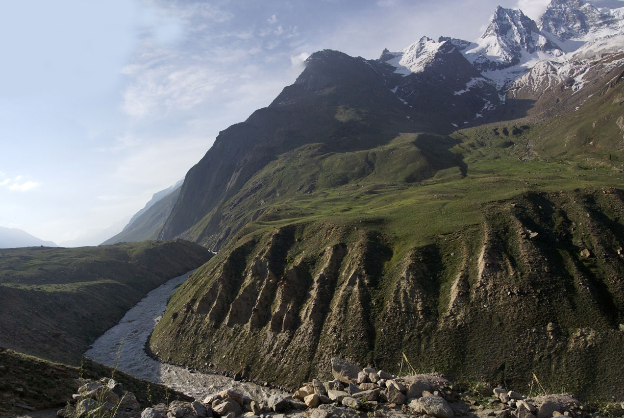 une vue des pâturages et des falaises dominant la rivière au Zanskar