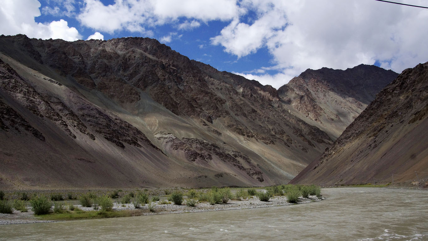 Nous longeons l'Indus bordé de ses magnifiques sommets retour du Tsomo Riri