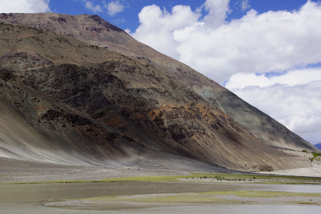 Du vert, du brun, de l'ocre, du beige, effet des ophiolites le long de l'Indus au retour du Tsomo Riri