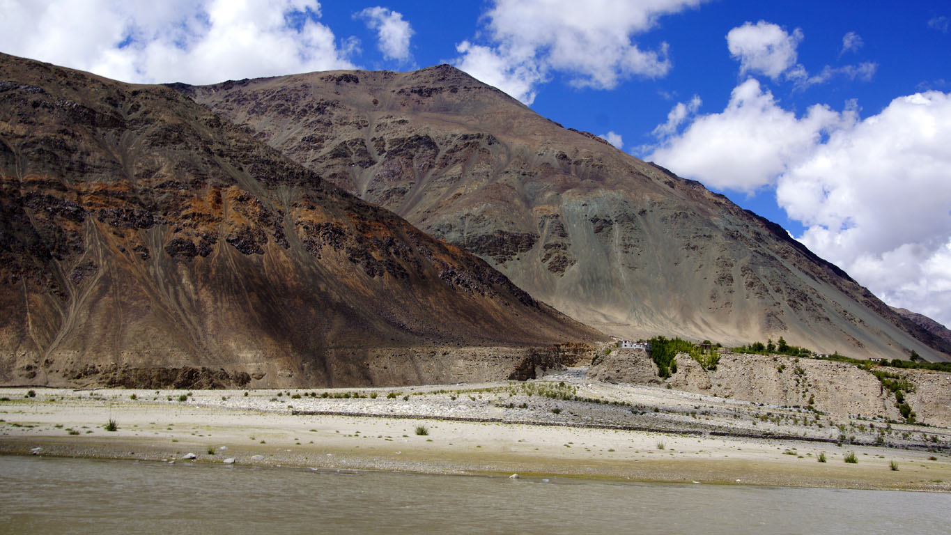 Effet magique des couleurs de roches ophiolites des montagnes le long de l'Indus en direction de Leh en venant du Tsomo Riri