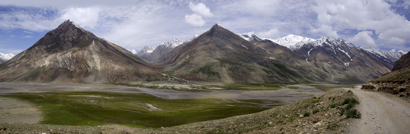 Au bout de ce chemin qui conduit à Padum au Zanskar, une chaîne de pics pointus bordent la vallée.