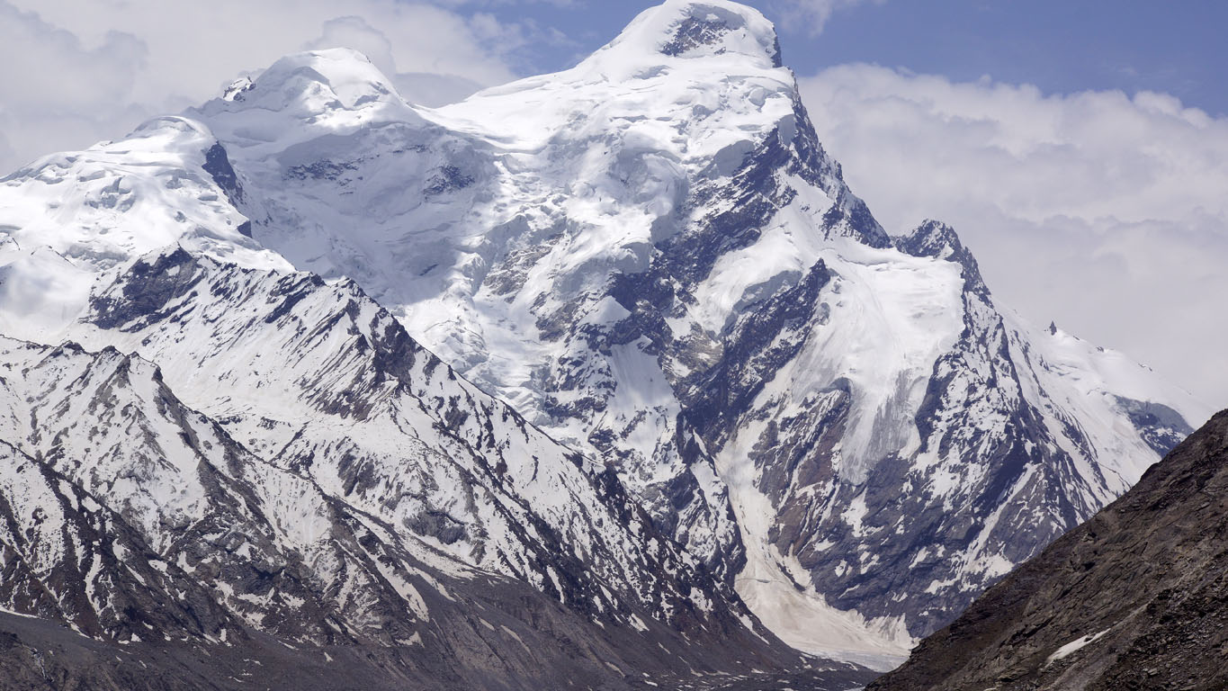Ensevelis sous un épais manteau de neige, les massifs du Nun et Kun au Zanskar
