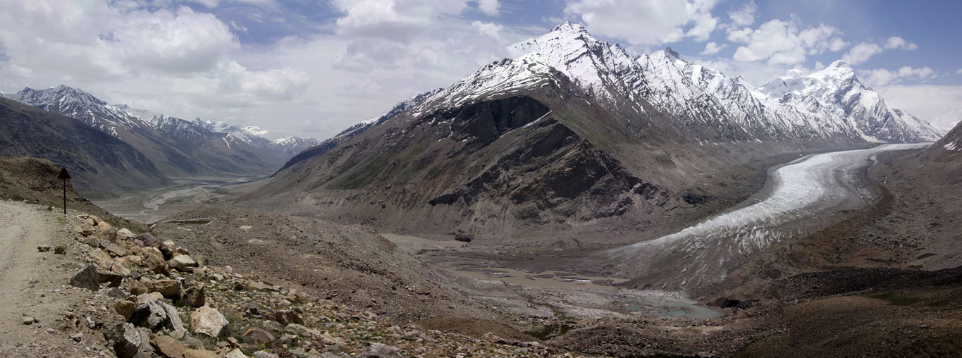Vue panoramique de la vallée et de la langue de glace de Darang Durung, couronnée de pics enneigés au Zanskar