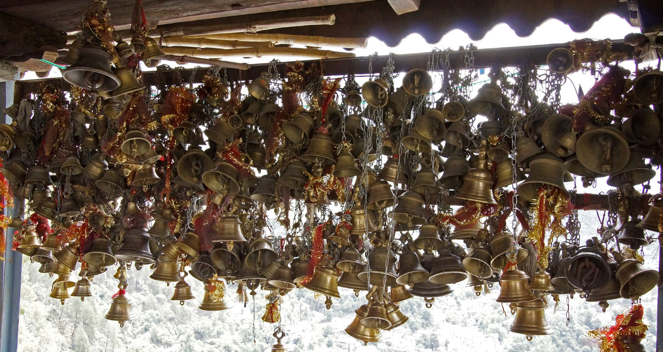 Offrandes et ex-votos de cloches dans un temple à Chamba Himachal pradesh