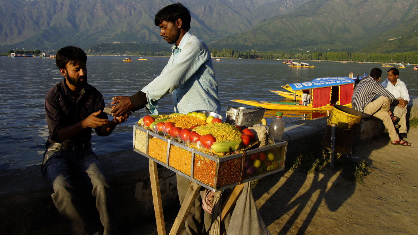 Petit vendeur de "snacks" au bord du lac Dal à Srinagar