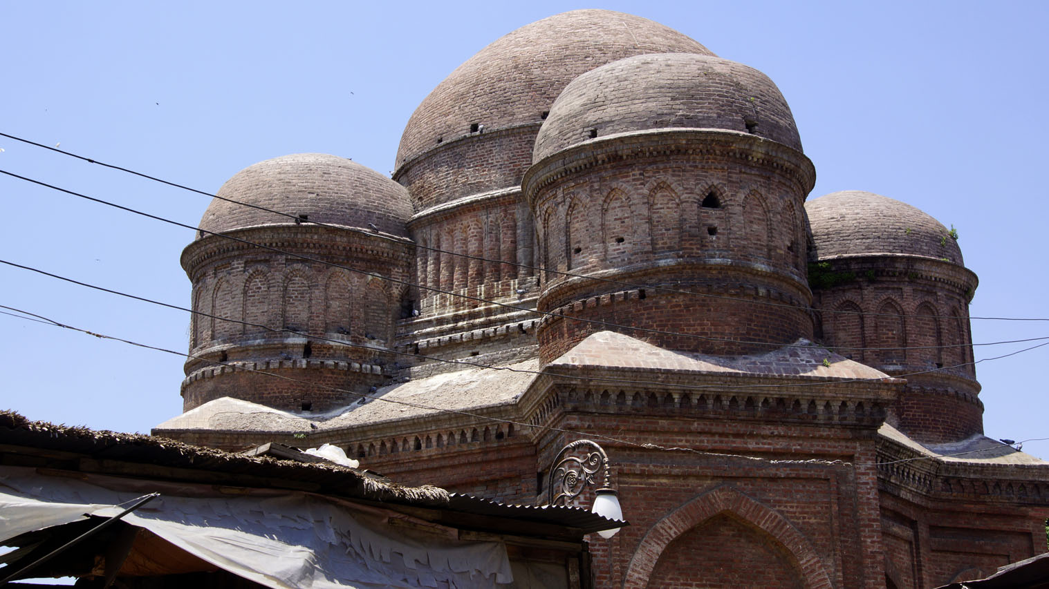 Dômes couronnant le mausolée de de la mère du sultan Zaïn-ul-Abidin à Srinagar