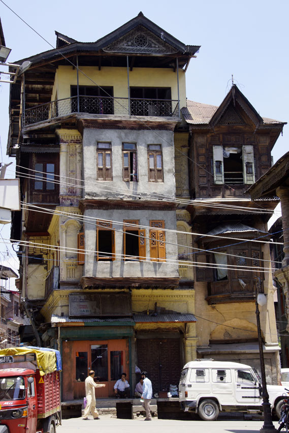 Une jolie façade de maison ancienne à Srinagar