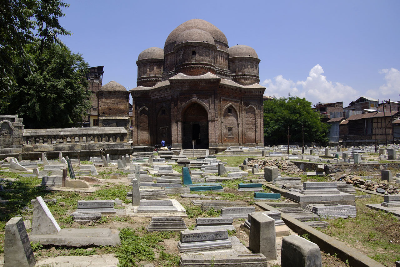 Le cimetière et au fond le mausolée de de la mère du sultan Zaïn-ul-Abidin à Srinagar