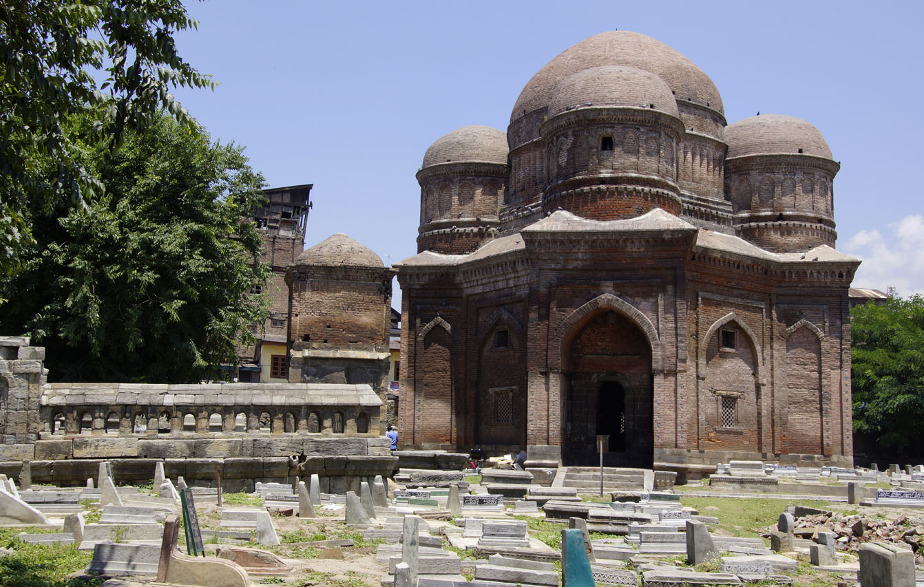 Le mausolée de de la mère du sultan Zaïn-ul-Abidin et le cimetière à Srinagar