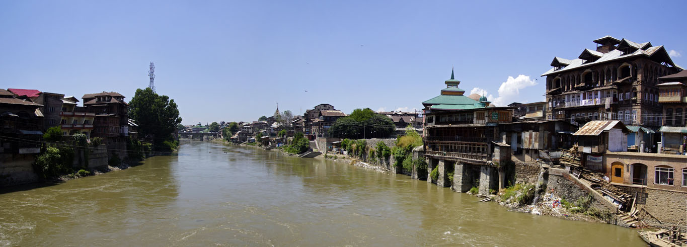 Vue panoramique de la rivière Jhelum et ses rives à Srinagar