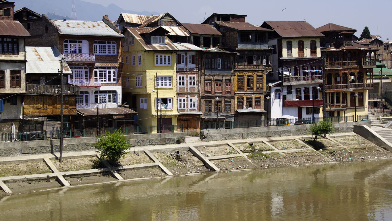 Une magnifique enfilade multicolore de maisons anciennes pittoresques borde les rives de la rivière Jhelum à Srinagar